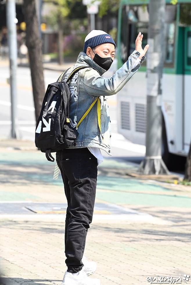 Park Myeong-su, a broadcaster who attended KBS radio Park Myeong-sus Radio show held at Seoul Yeuido-dong KBS on the afternoon of the 7th, greets reporters on the way home.