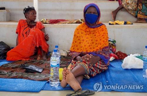 지난 2일 팔마에서 피란 온 여성들이 펨바 타운 난민센터에 앉아 있다. [로이터=연합뉴스 자료사진]