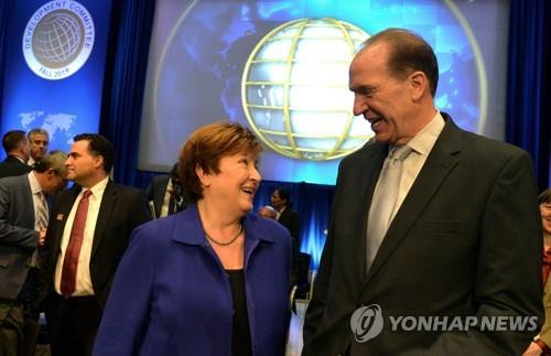 크리스탈리나 게오르기에바 IMF 총재(왼쪽)와 데이비드 맬패스 세계은행 총재 [로이터=연합뉴스 자료사진]