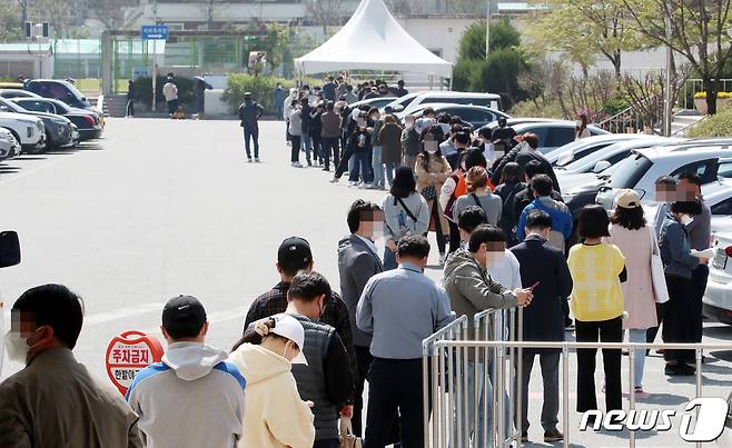 7일 대전 중구 한밭체육관 주차장에 마련된 임시선별진료소에서 시민들이 신종 코로나바이러스 감염증(코로나19) 검사를 받기 위해 차례를 기다리고 있다. 2021.4.7/뉴스1 © News1 김기태 기자