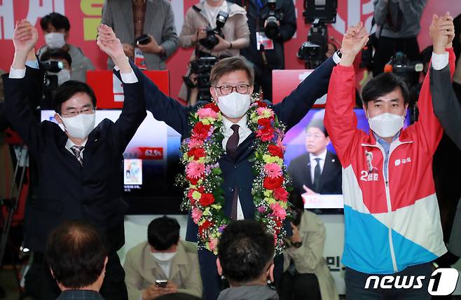 박형준 국민의힘 부산시장 후보가 7일 오후 부산진구 선거사무소에서 4·7재보궐선거 당선이 확실시 되자 두 손을 번쩍 들어 기뻐하고 있다. 2021.4.7/뉴스1 © News1 안은나 기자