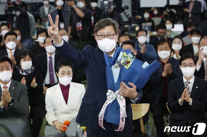 박형준 국민의힘 부산시장 후보가 7일 오후 부산 진구 선거사무소에서 4·7재보궐선거 당선이 확실시 되자 꽃다발을 품에 안고 오른손으로 브이(V)자를 그리고 있다. 2021.4.7/뉴스1 © News1 안은나 기자