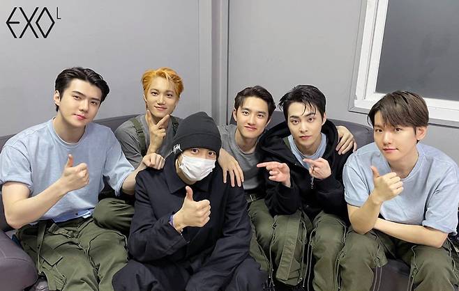Seoul = = Shaved images of group EXO (EXO) Chanyeol were captured.EXO posted several photos on the official fan community on the 8th.In the public photos, EXO members Sehun, KaiEXO D.O., Xiumin, Baekhyun and Chanyeol were together.Chanyeol is seen wearing a mask and a short-cut hairstyle.Especially, EXO members are touching the short hair of Chanyeol together.In another photo, EXO takes a thumb pose together and sees Chanyeols enlistment and catches the eye.Meanwhile, Chanyeol joined the army on the 29th of last month and started military service.Chanyeol is the fifth member of EXO members to join EXO D.O., Xiumin, Suho and Chen.