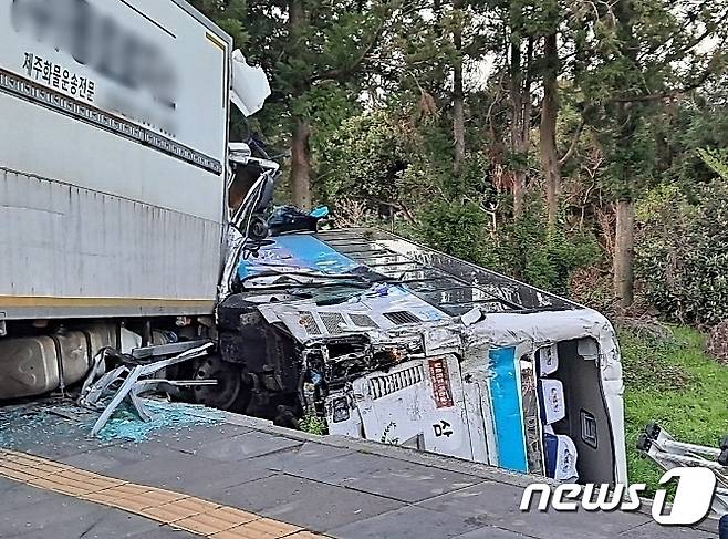 6일 오후 5시59분쯤 제주대학교 입구 사거리에서 산천단서 주행 중이던 화물트럭이 맞은편 시내버스 2대와 1톤 트럭을 잇따라 들이받아 4명이 숨지고 40여 명이 부상을 입었다.(독자 제공)2021.4.6/뉴스1 © News1 홍수영 기자