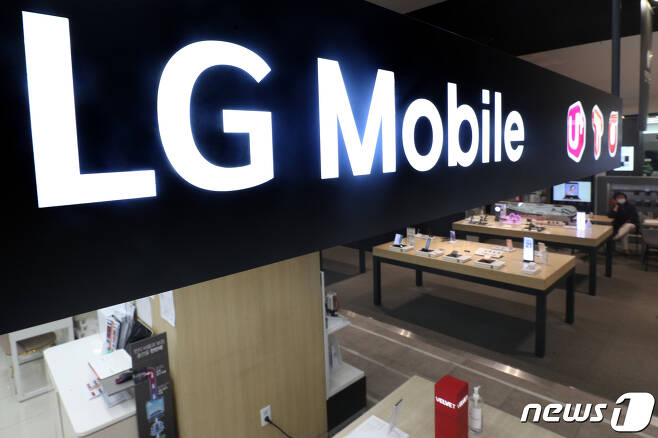 서울시내 한 전자제품 매장에 진열된 LG 휴대폰. © News1 황기선 기자