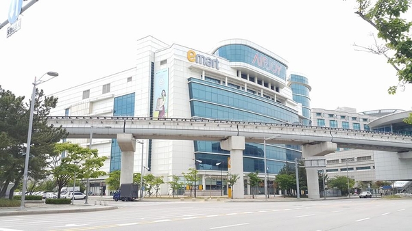 오는 28일 영업을 종료하는 이마트 인천공항점. /이마트 인천공항점 페이스북
