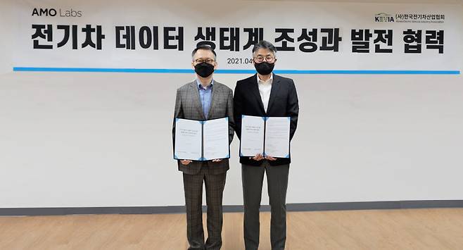 심상규 AMO랩스 대표(왼쪽)와 박재홍 한국전기차산업협회장은 전기차산업을 전후방에서 동시 지원하는 등 전기차 데이터 생태계 조성을 위해 상호 협력하기로 했다.