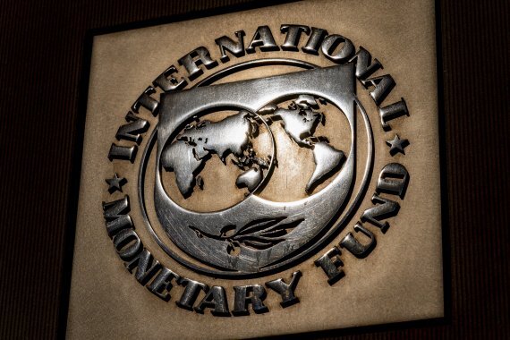 5일(현지시간) 미국 워싱턴D.C.에 있는 국제통화기금(IMF) 건물에서 IMF 로고가 보이고 있다. AP뉴시스