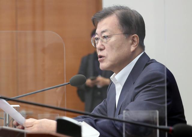 문재인 대통령이 5일 청와대에서 열린 수석·보좌관 회의에서 발언하고 있다. 연합뉴스
