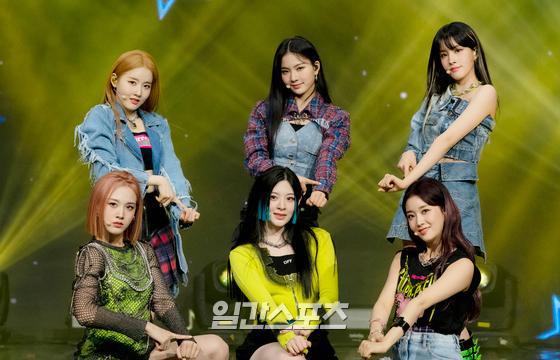 Group STAYC (STAYC) hosted an online showcase to commemorate the release of its second single, STAYDOM (Staydom) on the afternoon of the 8th.Members of STAYC (Sumin, Sieun, Aisa, Seeun, Yoon, and Jaei) pose in photo time.