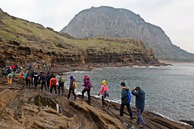 산방산 용머리리해안을 걷고있는 관광객들[사진=제주관광공사]