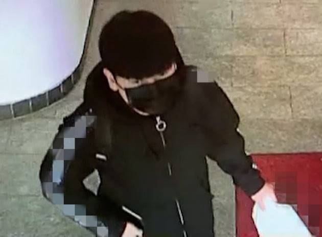 '노원 세 모녀 살인 사건' 피의자 김태현이 사건 당일인 지난달 23일 서울 노원구의 한 PC방을 나서고 있다. 이 PC방은 피해자 중 큰딸이 종종 방문하던 곳으로 이곳을 찾은 김씨는 게임은 하지 않고 약 13분 동안 머문 뒤 피해자의 주거지로 향한 것으로 알려졌다. 2021.4.6 [사진=연합뉴스]