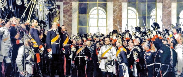 1871년 1월 18일 프랑스 베르사유궁전 ‘거울의 방’에서 열린 빌헬름 1세의 황제(카이저) 즉위식은 당대는 물론 후대에도 독일제국의 창건을 상징하는 순간으로 여겨졌다. 가운데 흰옷을 입은 이가 비스마르크다.