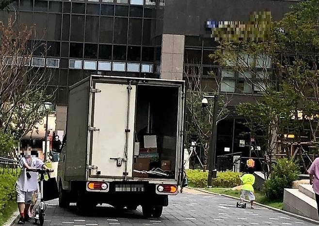택배차량의 지상 입차를 금지한 서울 강동구 고덕동의 한 아파트 단지 내에서 택배차량의 옆을 아이들이 지나가고 있다. / 사진 = 독자 제공