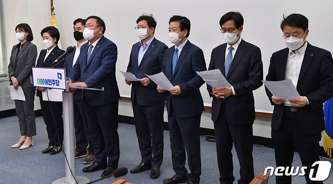 김태년 더불어민주당 대표 직무대행이 8일 오후 서울 여의도 국회에서 4.7 재보궐 선거 패배의 책임을 지고 지도부 사퇴를 발표하고 있다.  민주당은 오는 16일 차기 원내대표 선거에 이어 오는 5월 2일 차기 당대표를 뽑는 전당대회를 개최하기로 했다.  차기 원내대표 선출까지 비대위 체제로 운영되며 비대위원장은 도종환 의원이 맡는다./사진=뉴스1