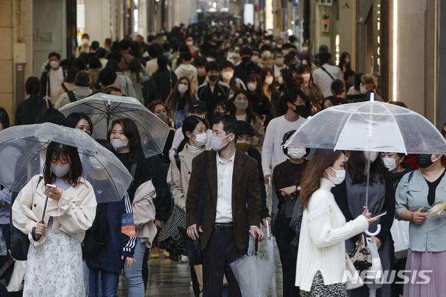 [오사카=AP/뉴시스]4월5일 일본 오사카에서 코로나19 확산을 막기 위해 마스크를 쓴 사람들이 길을 걸어가고 있다. 도쿄올림픽을 4개월도 남겨두지 않은 시점에서 코로나19가 빠르게 확산하는 오사카부와 효고현, 미야기현 등 3개 지방자치단체에 '중점조치'가 시작됐다. 2021.04.05.