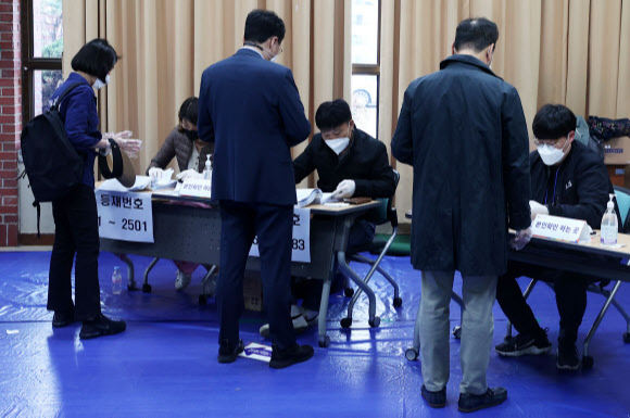 2021 재·보궐선거 투표일인 7일 저녁 서울 강남구 단국대학교 사범대학 부속고등학교 체육관에 마련된 대치1동 제1투표소를 찾은 시민들이 투표를 하기 위해 줄을 서 있다. 연합뉴스