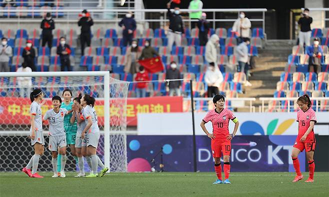 여자축구 국가대표팀 선수들이 8일 경기도 고양종합운동장에서 열린 중국과의 도쿄올림픽 아시아지역 최종예선 플레이오프 1차전에서 1-2로 패한 뒤 아쉬워하고 있다. 고양=연합뉴스