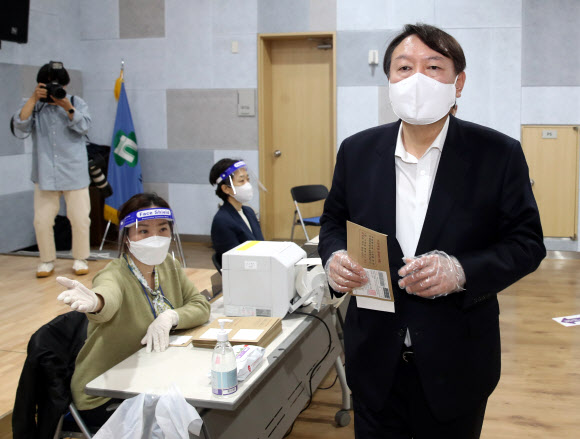 투표용지 받은 윤석열 전 검찰총장 - 윤석열 전 검찰총장이 4·7 서울시장 보궐선거 사전투표 첫날인 2일 서울 서대문구 남가좌1동 주민센터에 마련된 사전투표소에서 투표용지를 들고 기표소로 향하고 있다. 연합뉴스