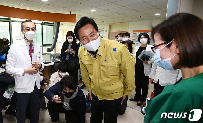 오세훈 서울시장(가운데)이 9일 오후 서울 은평구 서울특별시서북병원을 찾아 코로나19 대응 현황을 점검하며 의료진들에게 인사를 하고 있다. 2021.4.9/뉴스1 © News1 이성철 기자