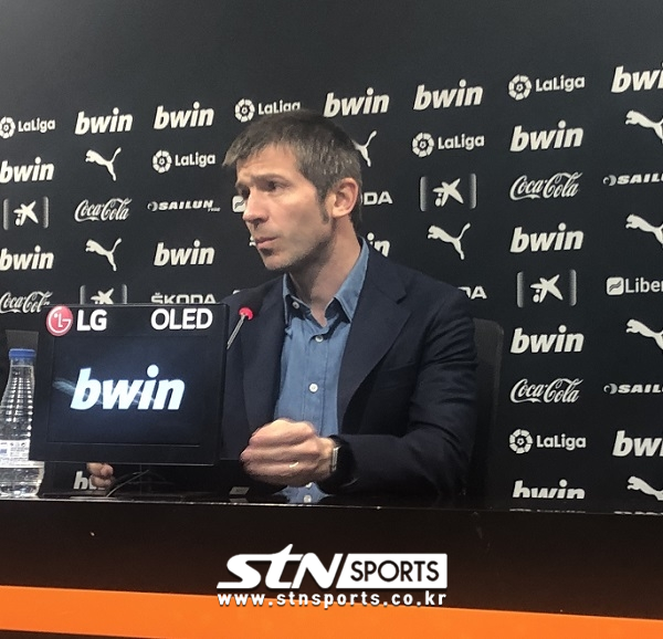 전 발렌시아 CF 감독으로 수비형 미드필더였던 셀라데스도 레알-바르사를 모두 경험했다