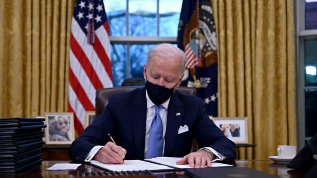 바이든 대통령이 반도체를 비롯한 4개 분야에 대한 공급망을 검토하는 행정명령에 서명하고 있다. (사진=ZDNet)