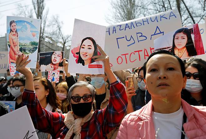 8일(현지 시각) 키르기스스탄 수도 비슈케크에서 시민들이 강제결혼을 위한 납치로 희생된 여성 아이자다 카나트베토바의 죽음에 항의하며 시위하고 있다. /로이터 연합뉴스