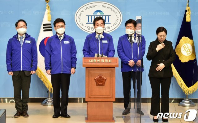 이낙연 더불어민주당 상임선대위원장이 31일 오전 국회 소통관에서 대국민 호소 기자회견을 하고 있다. 이 선대위원장은 “정부 여당은 주거의 현실을 제대로 보지 못했고, 정책을 세밀히 만들지 못했다”면서 “무한책임을 느끼며, 사죄드린다”밝히며 부동산정책 실패를 사과했다. 2021.3.31/뉴스1
