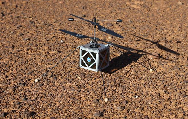 무인탐사연구소가 개발한 드론이 2016년 호주 웨스트오스트레일리아주 사막에서 비행을 준비하는 모습. 무인탐사연구소 제공