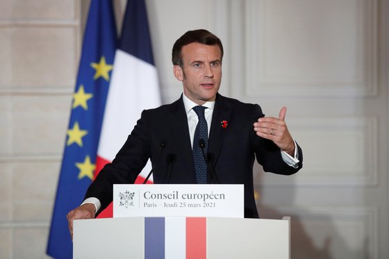 에마뉘엘 마크롱 프랑스 대통령이 지난달 25일 유럽 정상회의를 마친 후 기자회견을 하고 있다 . [로이터=연합뉴스]