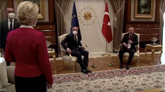 우르줄라 폰데어라이엔 EU 집행위원장이 지난 6일(현지시간) 터키 앙카라에서 열린 EU-터키 정상회담을 위해 레제프 타이이프 에르도안 터키 대통령과 만난 자리서 의자가 준비되어 있지 않아 서 있는 모습. [로이터=연합뉴스]