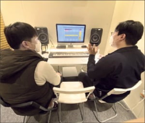 서울 합정동 작곡 학원 커스사운드에서 직장인 김진욱 씨(왼쪽)가 김지용 부원장에게 수업을 듣고 있다.