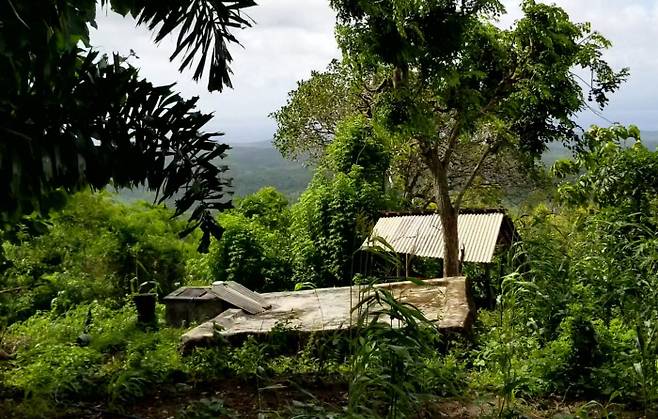 빗물 모아쓰는 ‘쭈방’ 인도네시아의 재래식 물탱크 ‘쭈방’ (사진). 4~5m 깊이로 땅을 파서 방수 처리를 한 다음 경사 지붕을 얹어 빗물을 모은다.