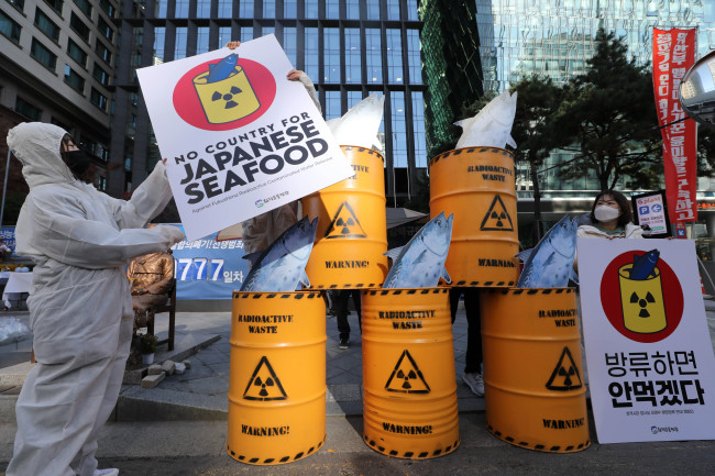시민방사능감시센터와 환경운동연합 회원들이 지난해 11월9일 서울 종로구 옛 일본대사관 앞에서 일본 정부의 후쿠시마 방사능 오염수 해양 방류를 저지하기 위한 일본산 수산물 안먹겠다 캠페인을 벌이고 있다. 경향신문 자료사진
