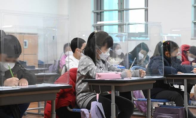 전국적으로 개학이 시작된 지난달 2일 오전 서울 강동구 강빛초중이음학교에서 초등학생들이 등교하고 있다. 사진공동취재단