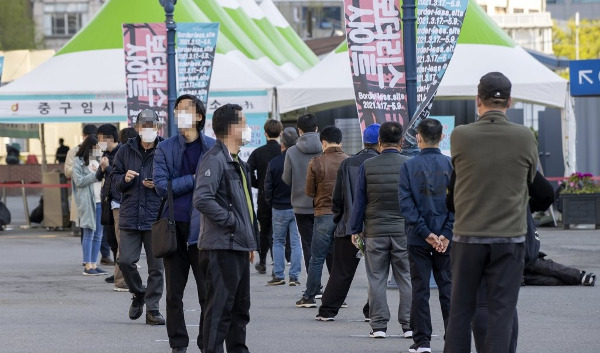 국내 신종 코로나바이러스 감염증(코로나19) 신규 확진자 수가 다시 700명 선까지 급증한 8일 오전 서울역 코로나19 임시선별검사소에 시민들이 검사를 받기 위해 줄을 서 있다. 연합뉴스