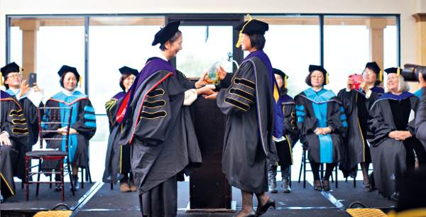 양은순 미국 히즈유니버시티 총장(왼쪽)이 2010년 대학원 학위 수여식에서 졸업생에게 기념패를 전달하고 있다. 히즈유니버시티 제공