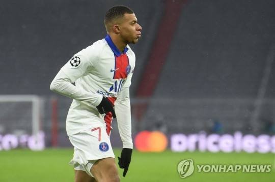 8일 2020-2021 UEFA 챔피언스리그 8강 1차전 바이에른 뮌헨과의 원정 경기에서 2골을 넣은 PSG 킬리안 음바페가  골 세리머니를 하고 있다.  [AFP=연합뉴스]