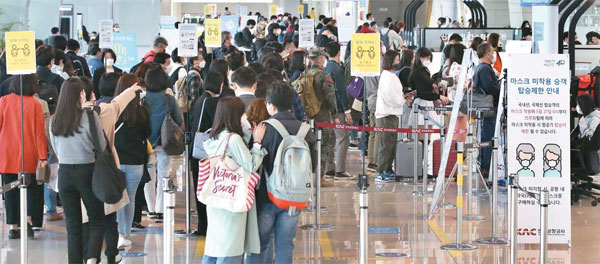 코로나19 4차 대유행이 현실화하고 있지만 9일 오후 2시 김포공항 국내선 청사는 여행을 가려는 승객들로 붐비고 있다.  [한주형 기자]
