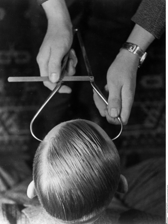 지난 1937년 나치의 한 당국자가 ‘측경 양각기’로 한 아이의 머리 크기를 재고 있다. 나치는 혈통 조사와 신체적 특성 검사 등을 통해 이른바 ‘순수 아리안 혈통’을 찾았다.  휴머니스트 제공