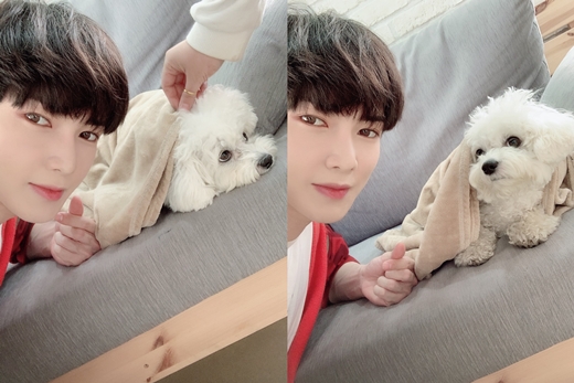 Group Atez member Kang Yeo-sang showed off his own light-emitting visuals.On the 9th, Kang Yeo-sang posted a picture on Atezs official Twitter Inc. with an article entitled Dustya Annoyance.Kang Yeo-sang in the public photo is taking a self-portrait with a puppy.Dressing a small Hand heart in a red hoodie, he is staring at the camera with a light smile.It is Kang Yeo-sang, which overwhelms the eyes of the natural skin and the flawless skin.The netizen who saw this said, Kang Yeo-sang is too small and precious for Hand heart, What kind of hand is it at first glance!and showed a keen interest in Kang Yeo-sang.
