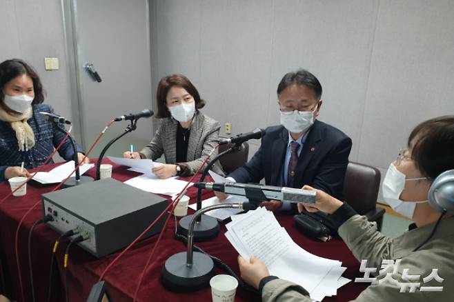 오른쪽부터 이수복 PD, 이범모 과장, 김선화 팀장, 김영이 리포터. 이은영 PD