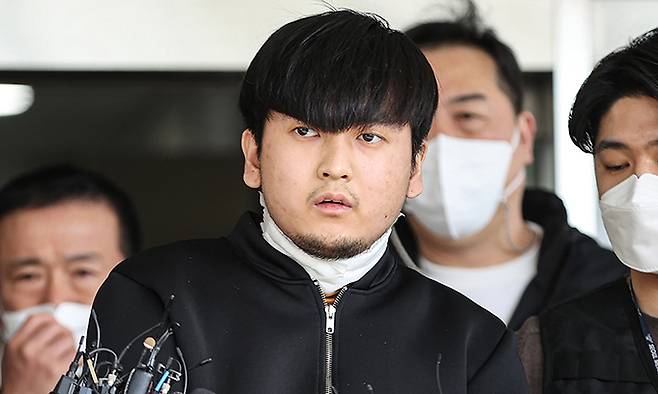 서울 노원구 아파트에서 '세 모녀'를 살해한 혐의를 받는 김태현이 9일 검찰로 송치되기 위해 서울 도봉경찰서에서 나오다 마스크를 벗고 있다. 연합뉴스