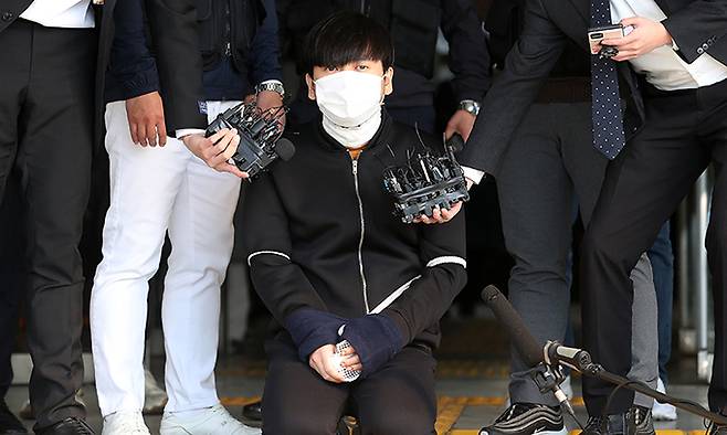 서울 노원구 아파트에서 '세 모녀'를 살해한 혐의를 받는 김태현이 9일 도봉경찰서 유치장에서 검찰로 송치되며 무릎을 꿇고 있다. 뉴스1