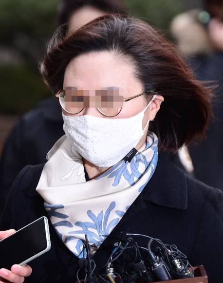 - 동양대 총장 명의의 표창장을 위조해 자녀 입시에 이용한 혐의 등 15개 혐의로 재판에 넘겨진 정경심 동양대 교수가 23일 서울 서초구 서울중앙지법에 출석하고 있다. 11개 혐의를 유죄로 판단한 1심 재판부는 이날 정 교수에게 징역 4년과 벌금 5억원 등을 선고하고 정 교수를 법정 구속시켰다.박윤슬 기자 seul@seoul.co.kr