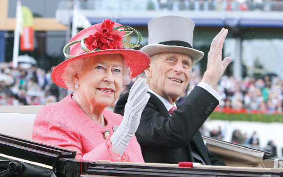 - 영국 엘리자베스 2세 여왕의 남편 필립공(오른쪽)이 지난 6월 16일 여성의 날 기념 퍼레이드에서 마차를 타고 사람들에게 손을 흔들고 있다. 필립공은 2일65년간의 공무 수행을 끝냈다.런던 AP 연합뉴스