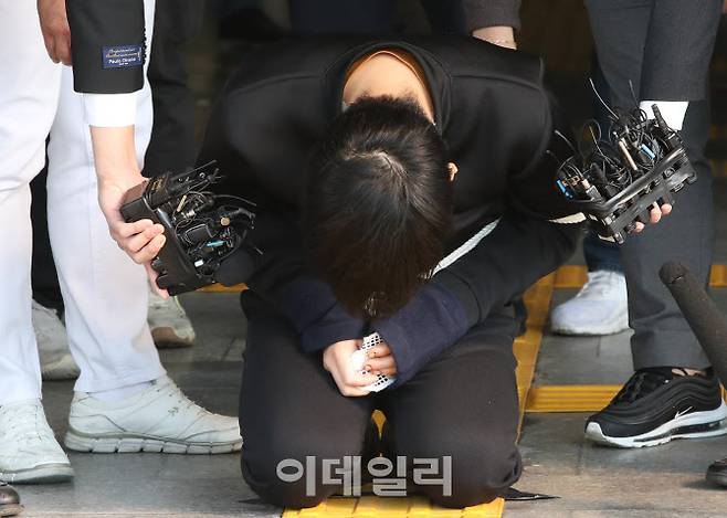 노원구 아파트에서 ‘세 모녀’를 살해한 혐의를 받는 김태현이 9일 오전 서울 도봉경찰서에서 검찰로 송치되기 앞서 무릎을 꿇고 있다.(사진=이영훈 기자)