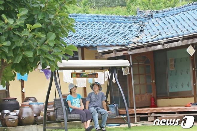 귀농 13년차 배테랑인 김진강씨(52)와 백봉영씨(50) 부부가  벤치형 그네를 타며 한가로운 한때를 보내고 있다.© 뉴스1