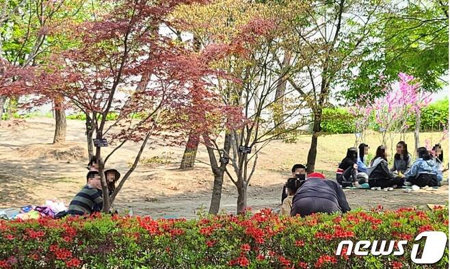 대전 사회적 거리두기가 다시 2단계로 격상됐지만, 주말인 10일 대전 엑스포시민광장 곳곳에 인파가 모였다. © 뉴스1