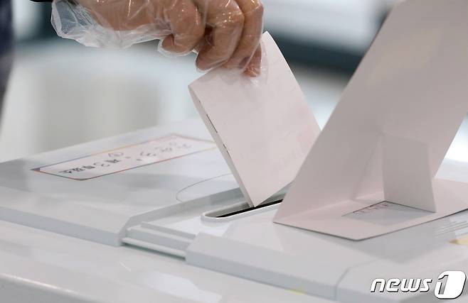 4·7 재보궐 선거일인 7일 부산 수영구 비콘그라운드 1층에 마련된 광안3동 3투표소를 찾은 시민들이 투표를 하고 있다. 2021.4.7/뉴스1 © News1 여주연 기자